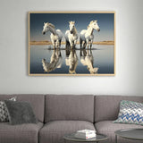 tableau chevaux blanc au style abstrait sur une plage